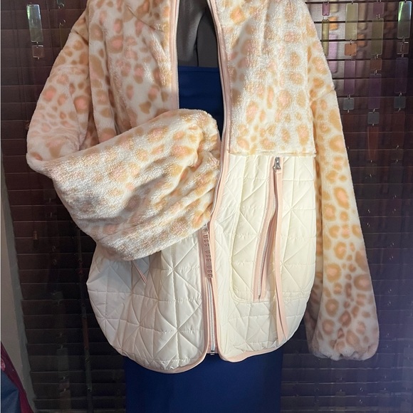 🔥UGG NWT Eloquent Snow Leopard Jacket. SizeXL. Brand New Stock Out MSRP$168 - Picture 1 of 4